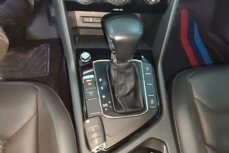 Used Volkswagen Tiguan L 2017 330TSI Automatic Two-Wheel Drive Luxury Edition Gear Lever