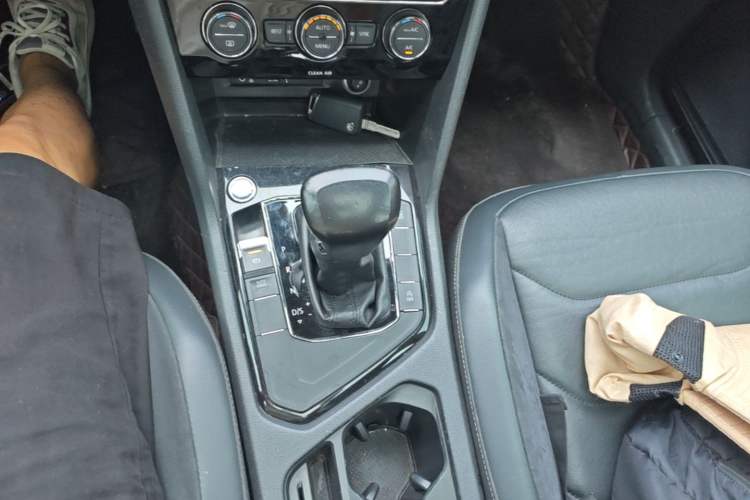 Used Volkswagen Tiguan L 2017 330TSI Automatic Two-Wheel Drive Luxury Edition Gear Lever