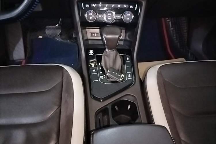 Used Volkswagen Tiguan L 2017 330TSI Automatic Two-Wheel Drive Luxury Edition Gear Lever
