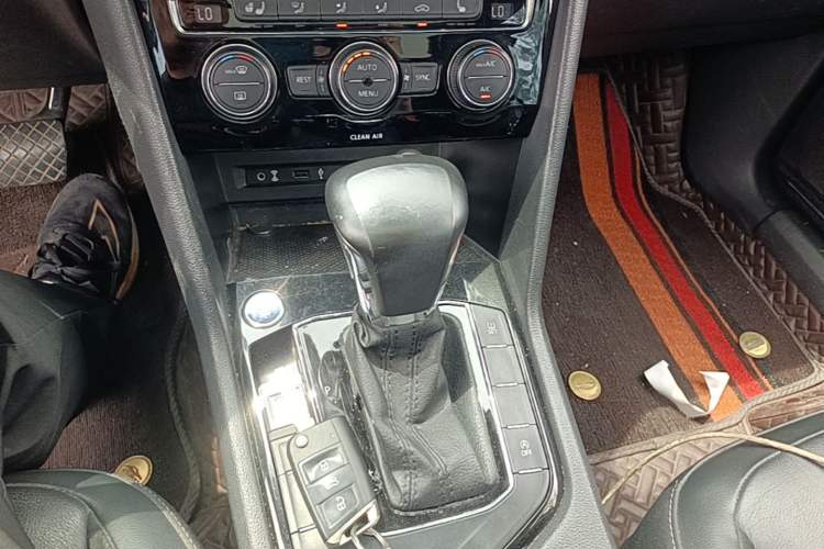 Used Volkswagen Tiguan L 2017 330TSI Automatic Two-Wheel Drive Luxury Edition Gear Lever