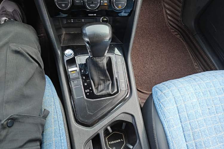Used Volkswagen Tiguan L 2017 330TSI Automatic Two-Wheel Drive Luxury Edition Gear Lever