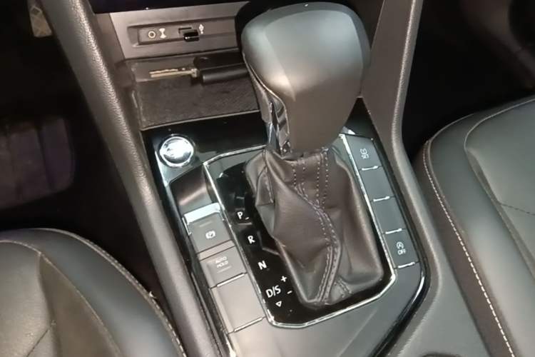 Used Volkswagen Tiguan L 2017 330TSI Automatic Two-Wheel Drive Luxury Edition Gear Lever