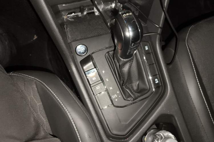 Used Volkswagen Tiguan L 2017 330TSI Automatic Two-Wheel Drive Luxury Edition Gear Lever