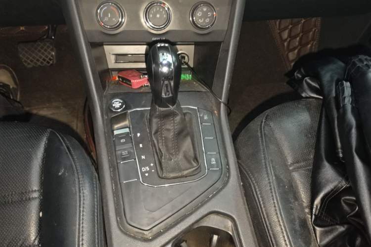 Used Volkswagen Tiguan L 2017 330TSI Automatic Two-Wheel Drive Luxury Edition Gear Lever