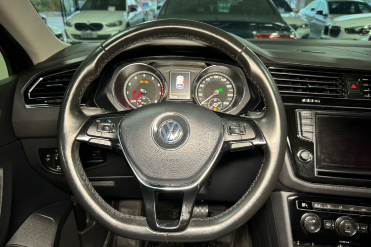 Used Volkswagen Tiguan L 2017 330TSI Automatic Two-Wheel Drive Luxury Edition Interior 1