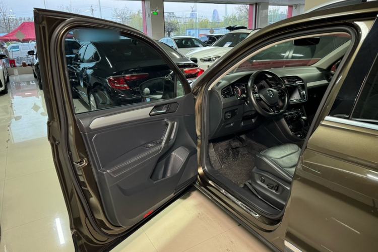 Used Volkswagen Tiguan L 2017 330TSI Automatic Two-Wheel Drive Luxury Edition Interior 10