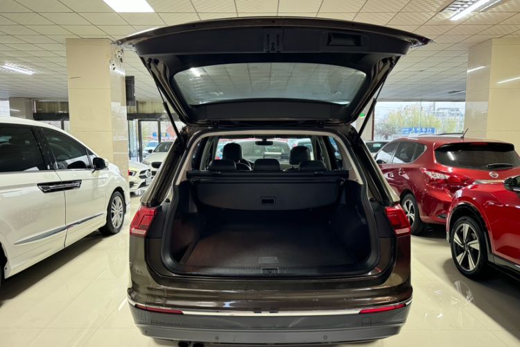 Used Volkswagen Tiguan L 2017 330TSI Automatic Two-Wheel Drive Luxury Edition Interior 11
