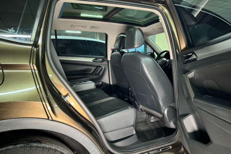 Used Volkswagen Tiguan L 2017 330TSI Automatic Two-Wheel Drive Luxury Edition Interior 15