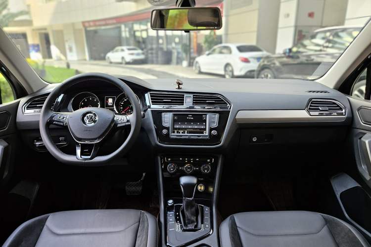 Used Volkswagen Tiguan L 2017 330TSI Automatic Two-Wheel Drive Comfort Edition Interior 2