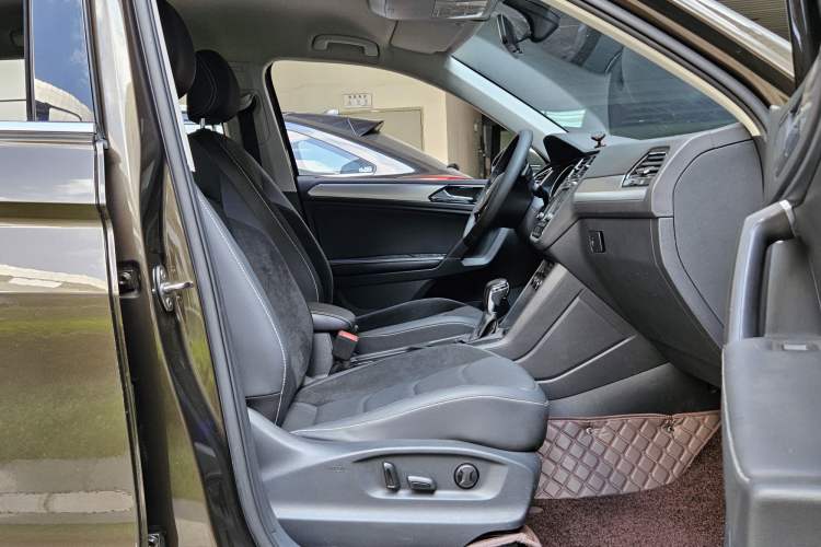 Used Volkswagen Tiguan L 2017 330TSI Automatic Two-Wheel Drive Comfort Edition Interior 3