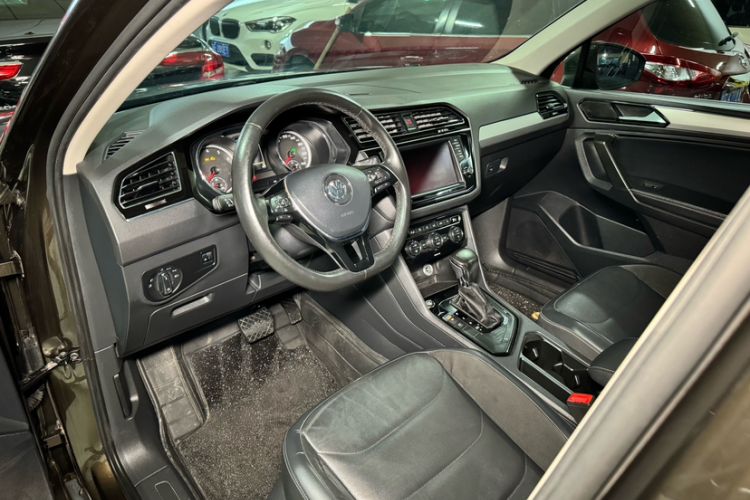 Used Volkswagen Tiguan L 2017 330TSI Automatic Two-Wheel Drive Luxury Edition Interior 3