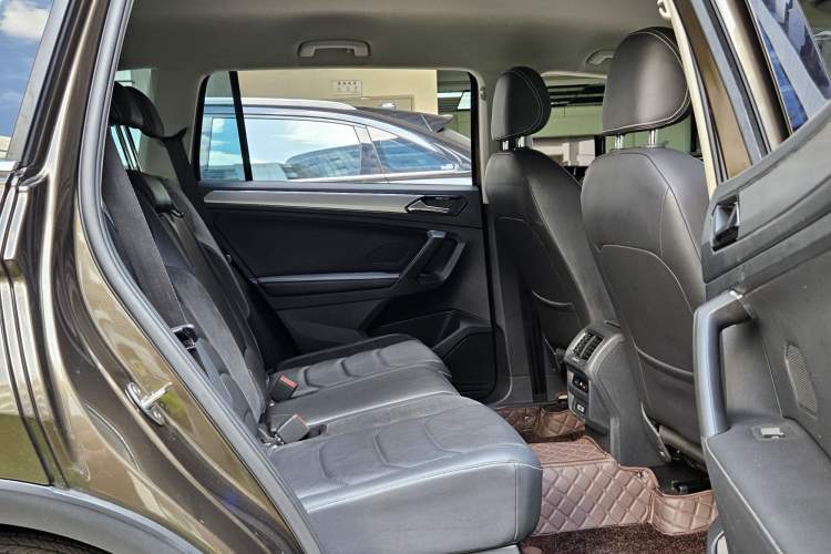 Used Volkswagen Tiguan L 2017 330TSI Automatic Two-Wheel Drive Comfort Edition Interior 4