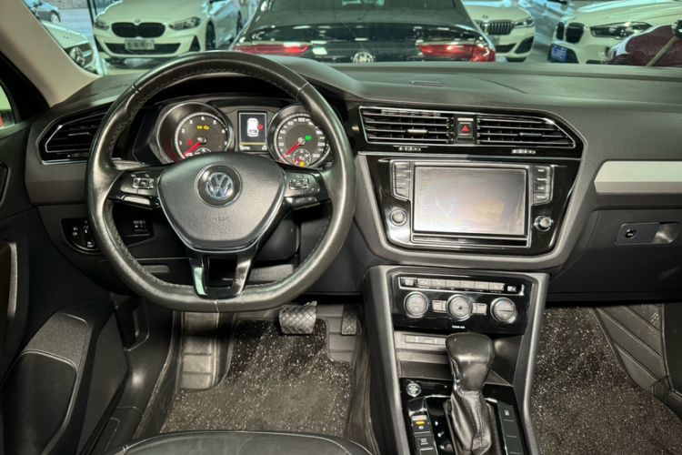 Used Volkswagen Tiguan L 2017 330TSI Automatic Two-Wheel Drive Luxury Edition Interior 4