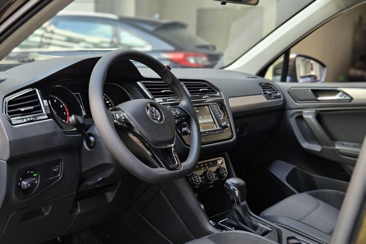 Used Volkswagen Tiguan L 2017 330TSI Automatic Two-Wheel Drive Comfort Edition Interior 5