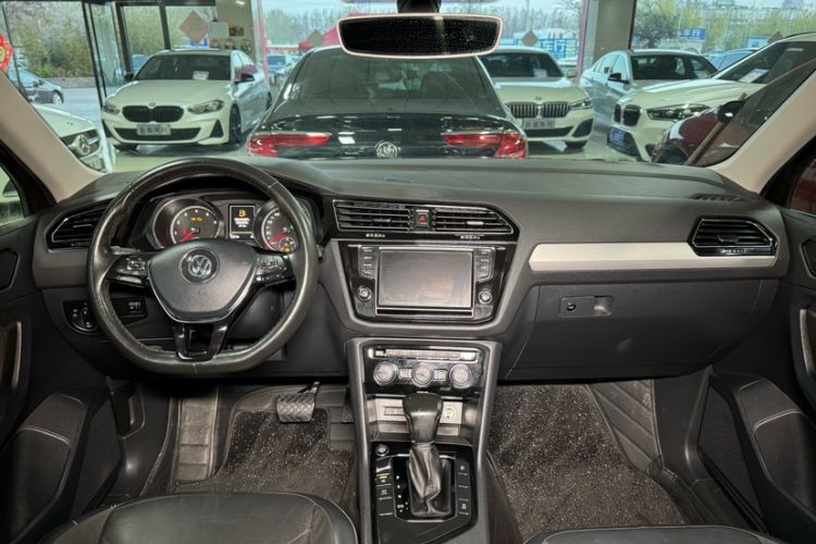 Used Volkswagen Tiguan L 2017 330TSI Automatic Two-Wheel Drive Luxury Edition Interior 5