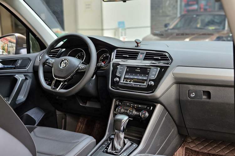 Used Volkswagen Tiguan L 2017 330TSI Automatic Two-Wheel Drive Comfort Edition Interior 6