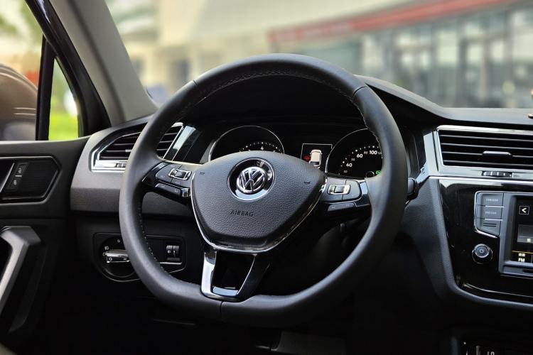 Used Volkswagen Tiguan L 2017 330TSI Automatic Two-Wheel Drive Comfort Edition Interior 7