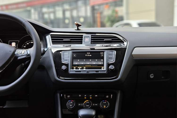Used Volkswagen Tiguan L 2017 330TSI Automatic Two-Wheel Drive Comfort Edition Interior 9