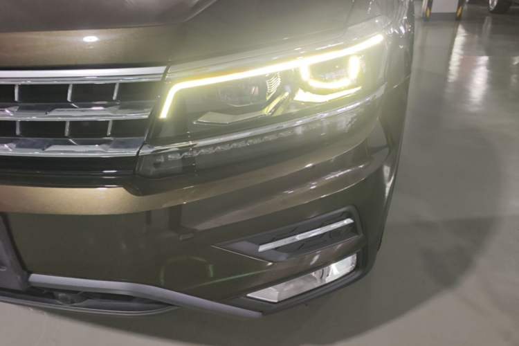 Used Volkswagen Tiguan L 2017 380TSI Automatic All-Wheel-Drive Luxury Edition Left Front Headlight