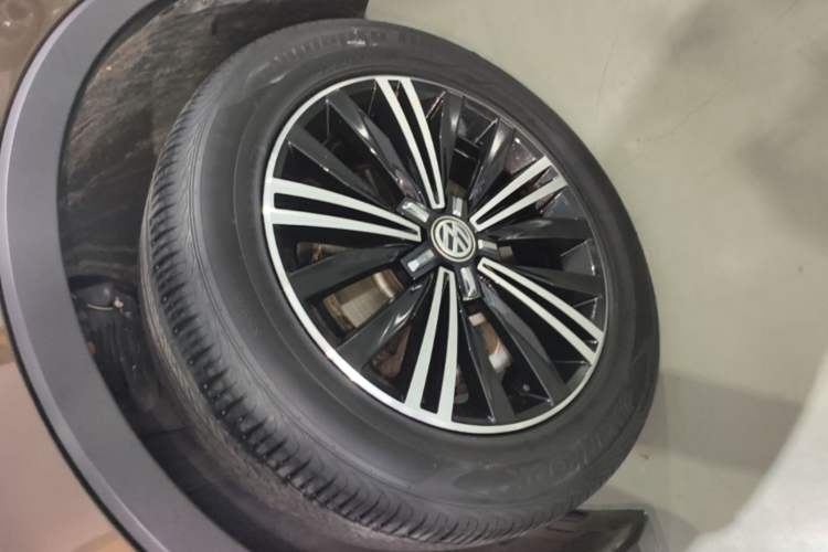 Used Volkswagen Tiguan L 2017 380TSI Automatic All-Wheel-Drive Luxury Edition Left Front Wheel Hub