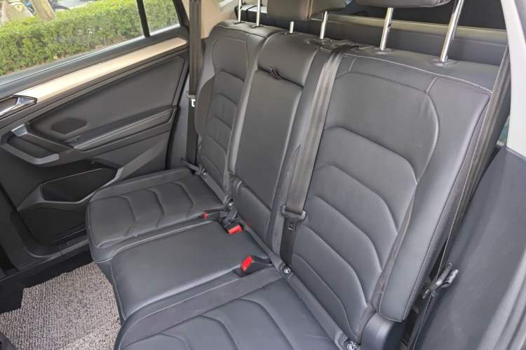 Used Volkswagen Tiguan L 2017 330TSI Automatic Two-Wheel Drive Luxury Edition Left Rear Seat