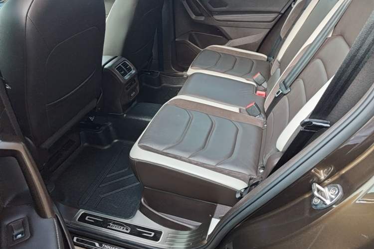 Used Volkswagen Tiguan L 2017 380TSI Automatic All-Wheel-Drive Luxury Edition Left Rear Seat
