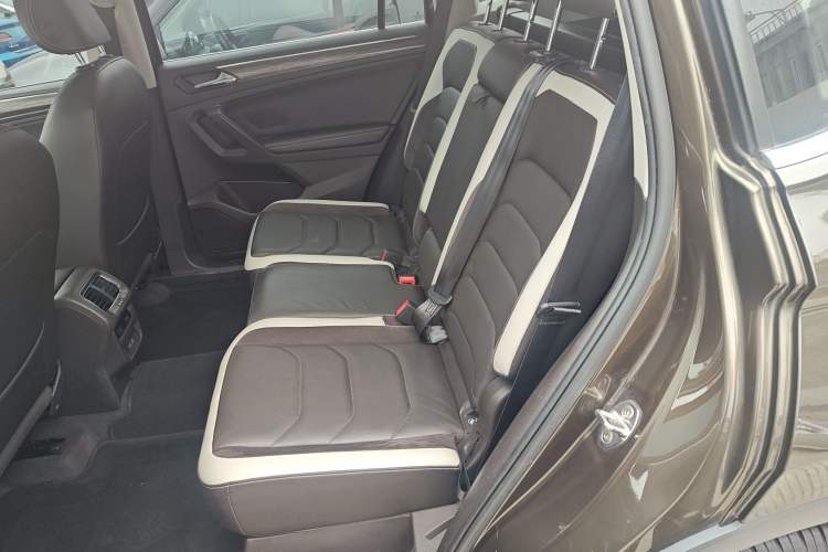 Used Volkswagen Tiguan L 2017 380TSI Automatic All-Wheel-Drive Luxury Edition Left Rear Seat