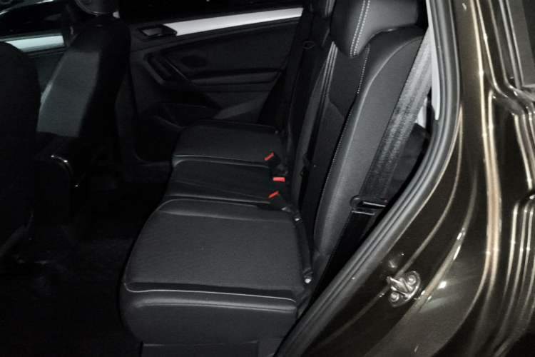 Used Volkswagen Tiguan L 2017 330TSI Automatic Two-Wheel Drive Luxury Edition Left Rear Seat