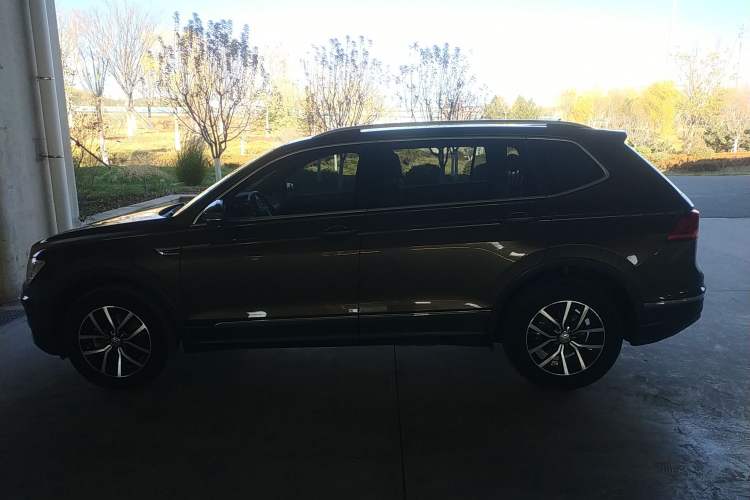 Used Volkswagen Tiguan L 2017 330TSI Automatic Two-Wheel Drive Luxury Edition Left Side