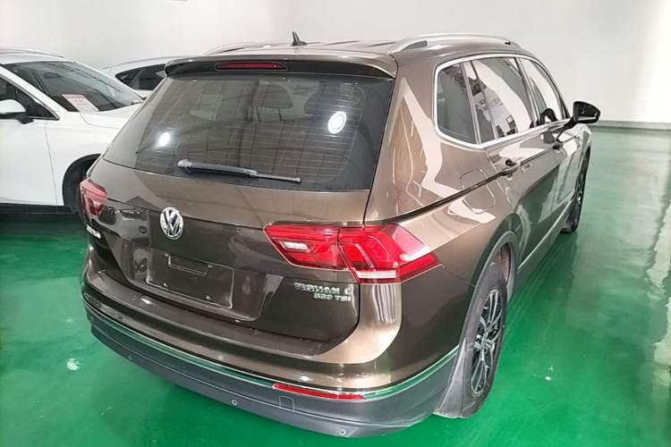 Used Volkswagen Tiguan L 2017 330TSI Automatic Two-Wheel Drive Luxury Edition Rear Right 45 Deg