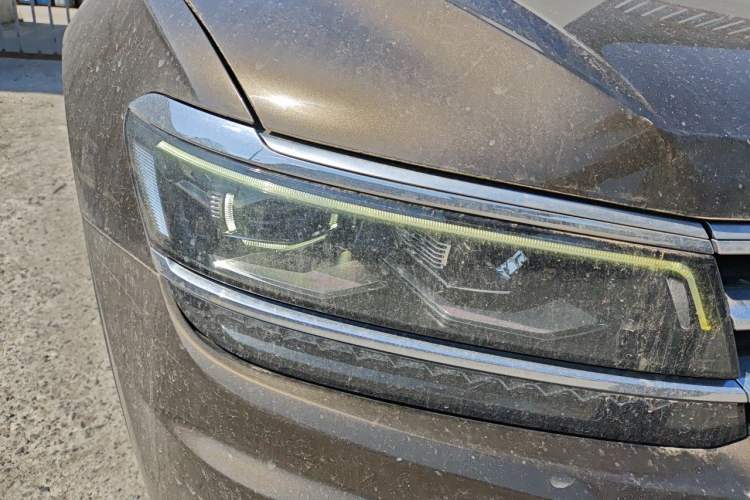 Used Volkswagen Tiguan L 2017 380TSI Automatic All-Wheel-Drive Luxury Edition Right Front Headlight
