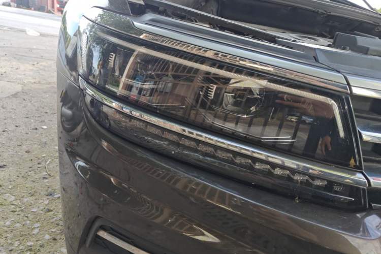 Used Volkswagen Tiguan L 2017 380TSI Automatic All-Wheel-Drive Flagship Edition Right Front Headlight