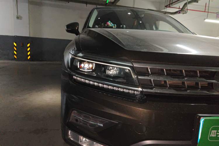 Used Volkswagen Tiguan L 2017 380TSI Automatic All-Wheel-Drive Flagship Edition Right Front Headlight