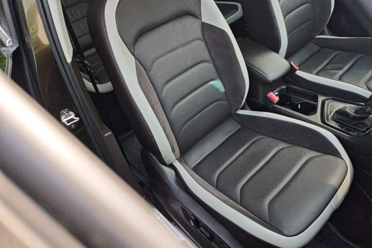 Used Volkswagen Tiguan L 2017 380TSI Automatic All-Wheel-Drive Luxury Edition Right Front Seat