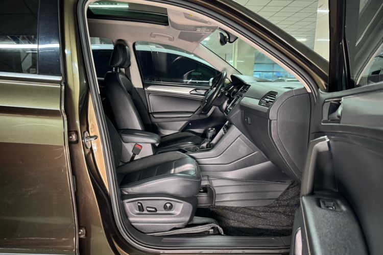 Used Volkswagen Tiguan L 2017 330TSI Automatic Two-Wheel Drive Luxury Edition Right Front Seat