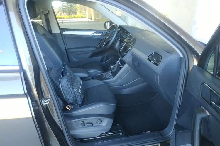 Used Volkswagen Tiguan L 2017 330TSI Automatic Two-Wheel Drive Luxury Edition Right Front Seat