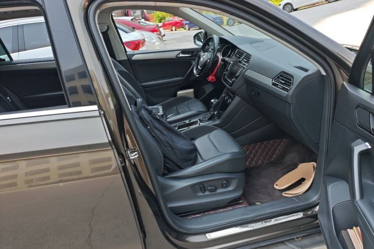 Used Volkswagen Tiguan L 2017 330TSI Automatic Two-Wheel Drive Luxury Edition Right Front Seat