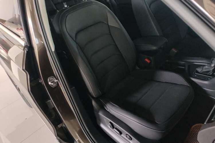 Used Volkswagen Tiguan L 2017 330TSI Automatic Two-Wheel Drive Luxury Edition Right Front Seat
