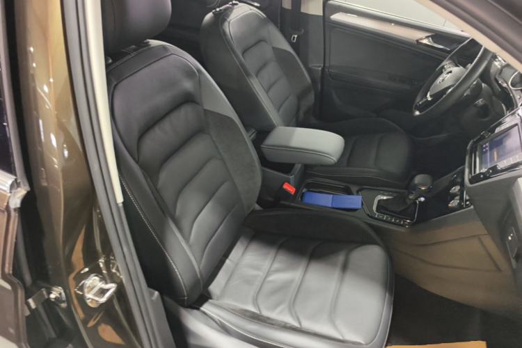 Used Volkswagen Tiguan L 2017 380TSI Automatic All-Wheel-Drive Luxury Edition Right Front Seat