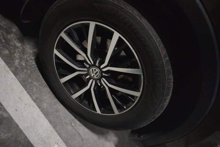 Used Volkswagen Tiguan L 2017 330TSI Automatic Two-Wheel Drive Luxury Edition Right Front Wheel Hub