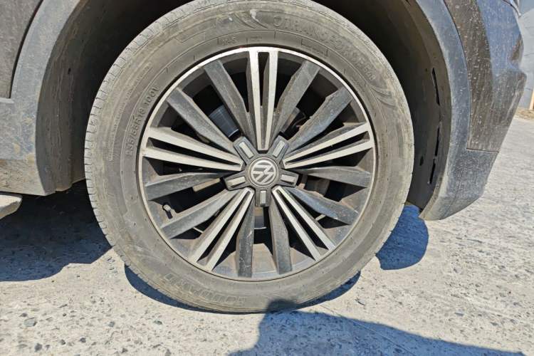 Used Volkswagen Tiguan L 2017 380TSI Automatic All-Wheel-Drive Luxury Edition Right Front Wheel Hub