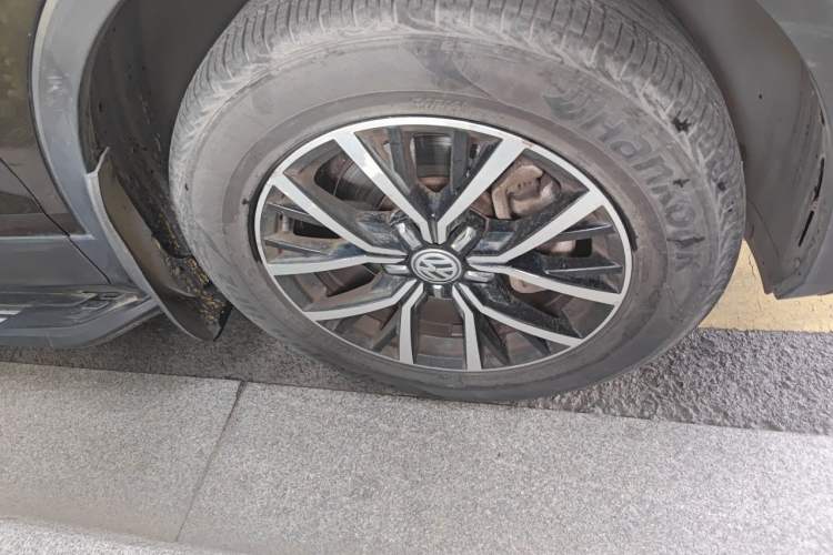 Used Volkswagen Tiguan L 2017 330TSI Automatic Two-Wheel Drive Luxury Edition Right Front Wheel Hub