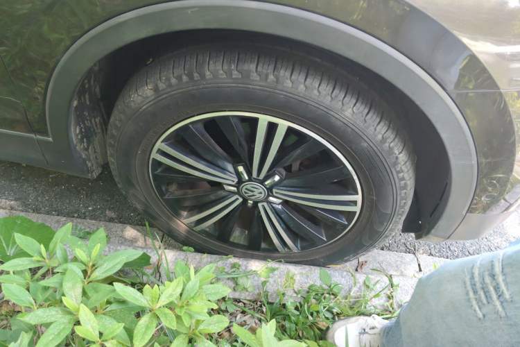 Used Volkswagen Tiguan L 2017 330TSI Automatic Two-Wheel Drive Flagship Edition Right Front Wheel Hub