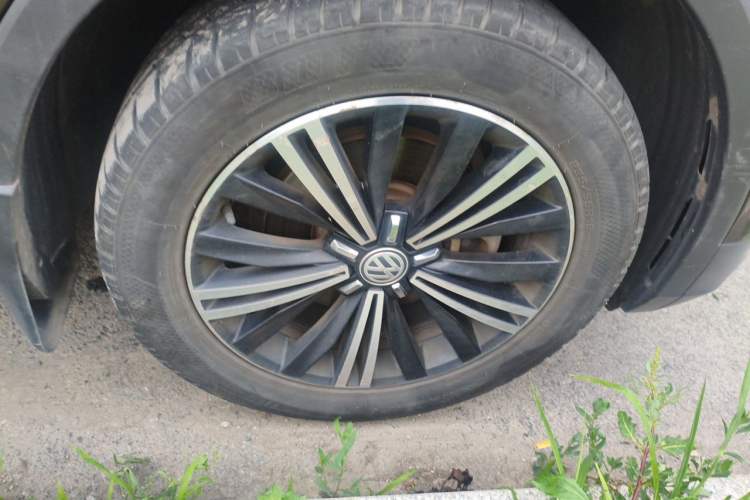 Used Volkswagen Tiguan L 2017 330TSI Automatic Two-Wheel Drive Flagship Edition Right Front Wheel Hub