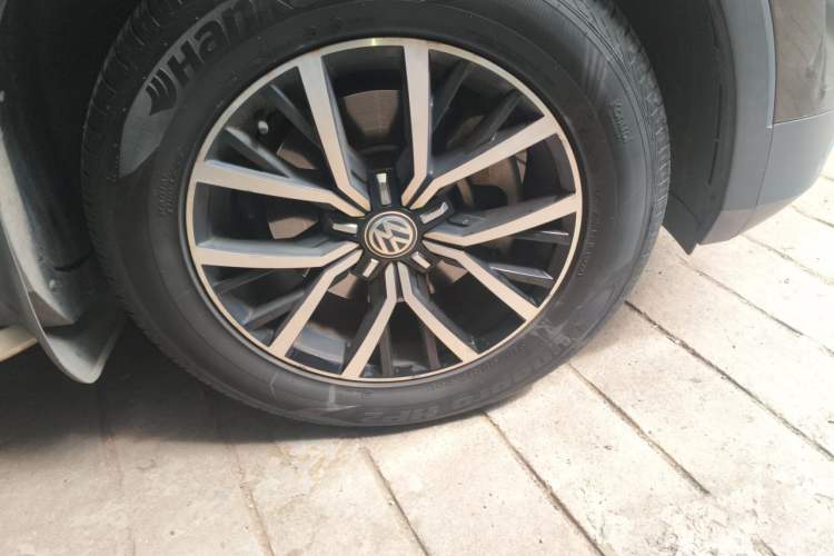 Used Volkswagen Tiguan L 2017 330TSI Automatic Two-Wheel Drive Luxury Edition Right Front Wheel Hub