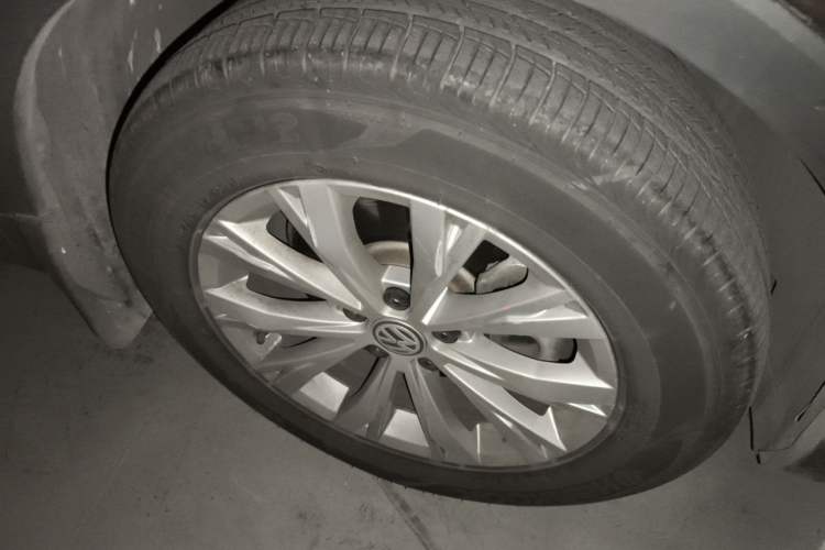 Used Volkswagen Tiguan L 2017 330TSI Automatic Two-Wheel Drive Luxury Edition Right Front Wheel Hub