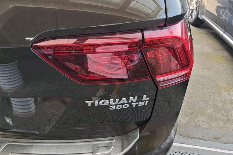 Used Volkswagen Tiguan L 2017 380TSI Automatic All-Wheel-Drive Luxury Edition Right Rear Taillight