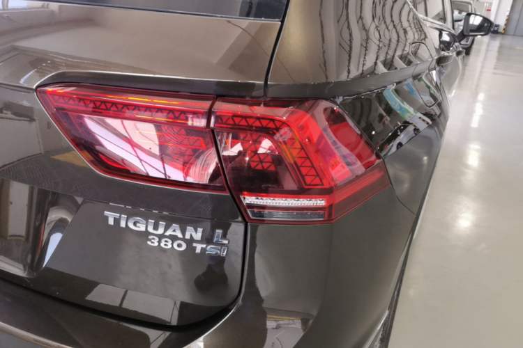 Used Volkswagen Tiguan L 2017 380TSI Automatic All-Wheel-Drive Luxury Edition Right Rear Taillight