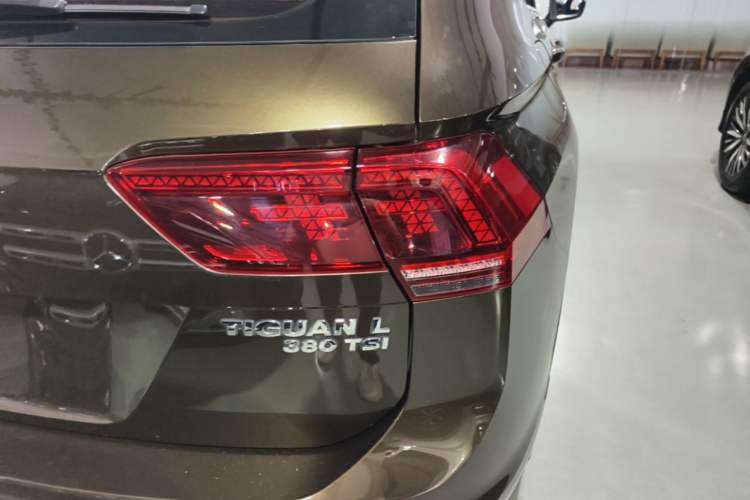 Used Volkswagen Tiguan L 2017 380TSI Automatic All-Wheel-Drive Luxury Edition Right Rear Taillight