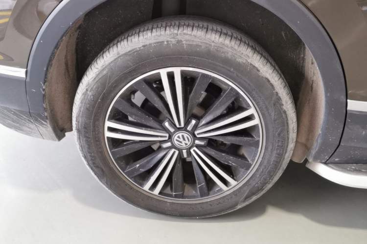 Used Volkswagen Tiguan L 2017 380TSI Automatic All-Wheel-Drive Luxury Edition Right Rear Wheel Hub